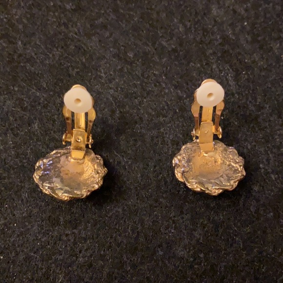 Vintage Gold faux pearl clip-on earrings - Picture 5 of 8